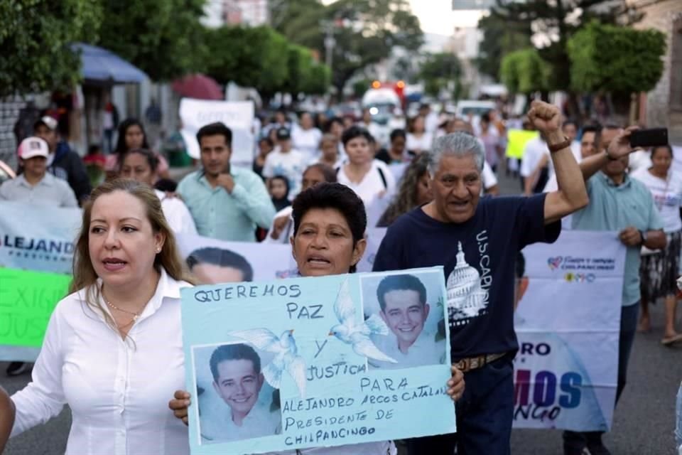 Los inconformes vestidos de blanco marcharon del parque Margarita Maza de Juárez hasta la plaza principal de la capital guerrerense.