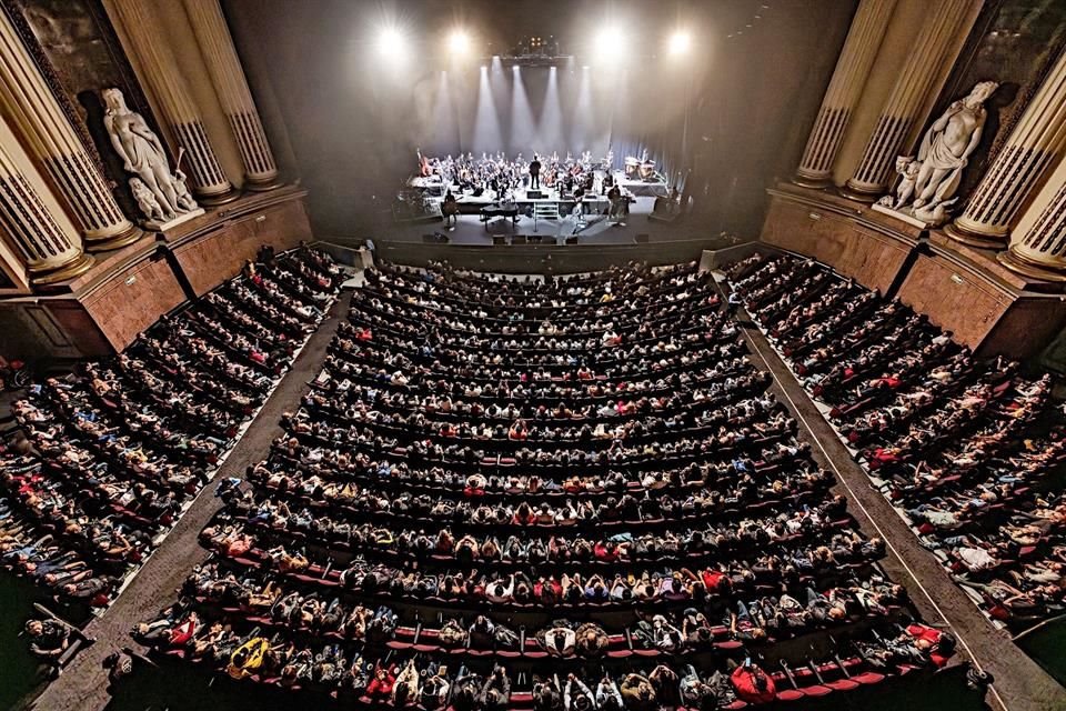 Miguel Mateos abarrotó el Teatro Metropólitan con su concierto sinfónico lleno de éxitos de los 80 y 90.