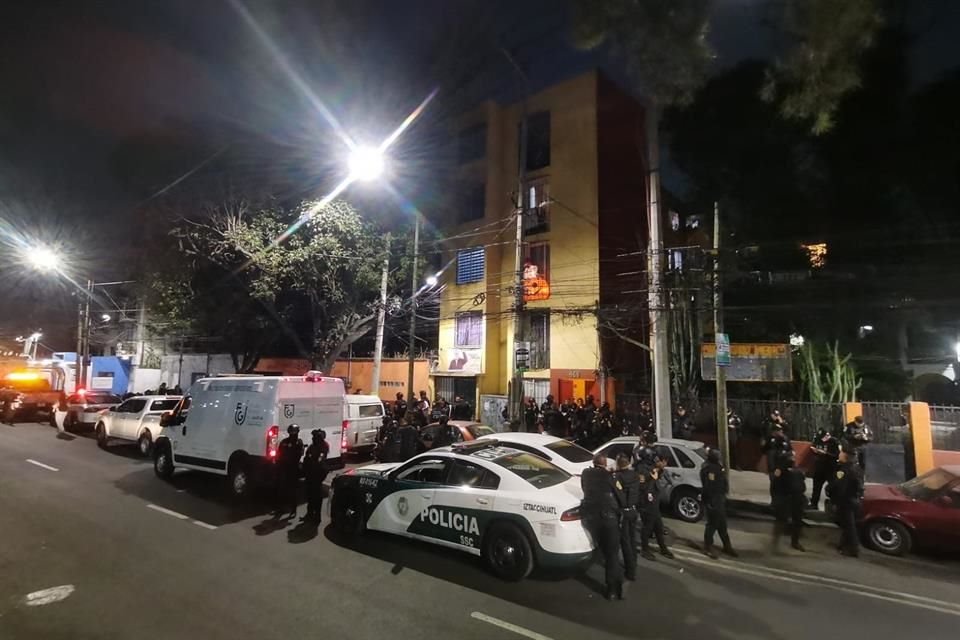 La versión oficial señala que cuatro hombres, entre ellos dos agentes y dos civiles, acudieron a un edificio en Calzada de la Viga para llevar a cabo una revisión.