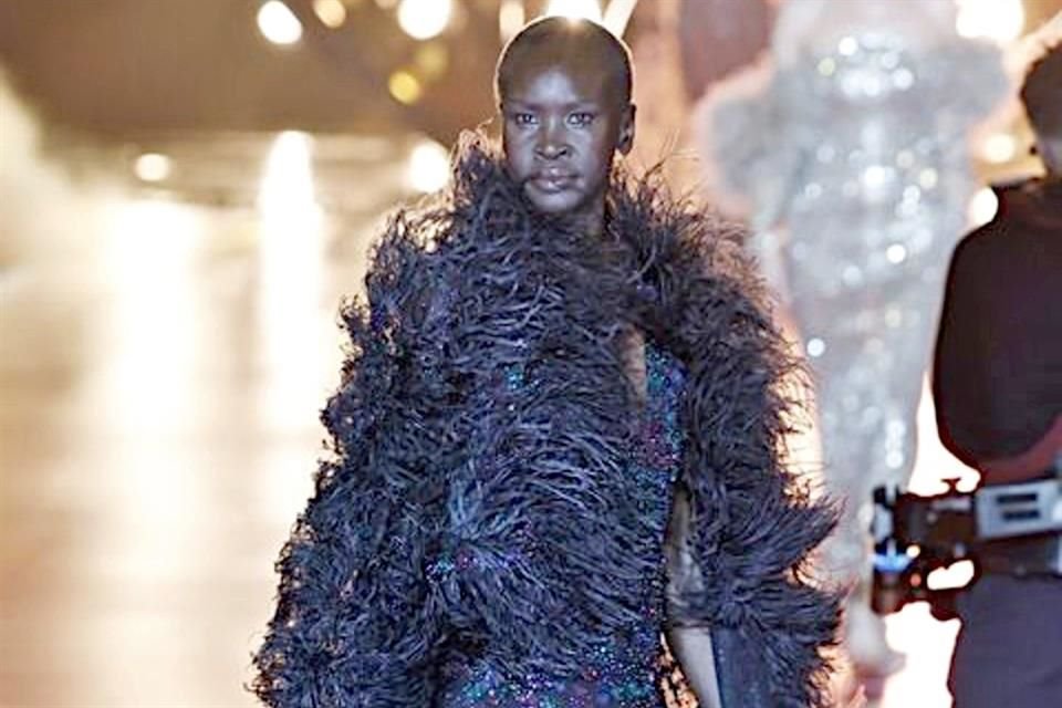 La modelo Alek Wek lució un atuendo con base de encaje.