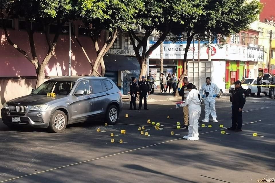 Primeras indagatorias refieren que fueron por lo menos 15 balazos los que impactaron en la camioneta.