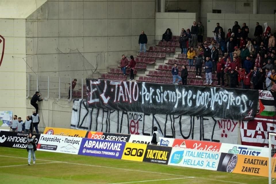 La afición desplegó mantas en honor a De Nigris.