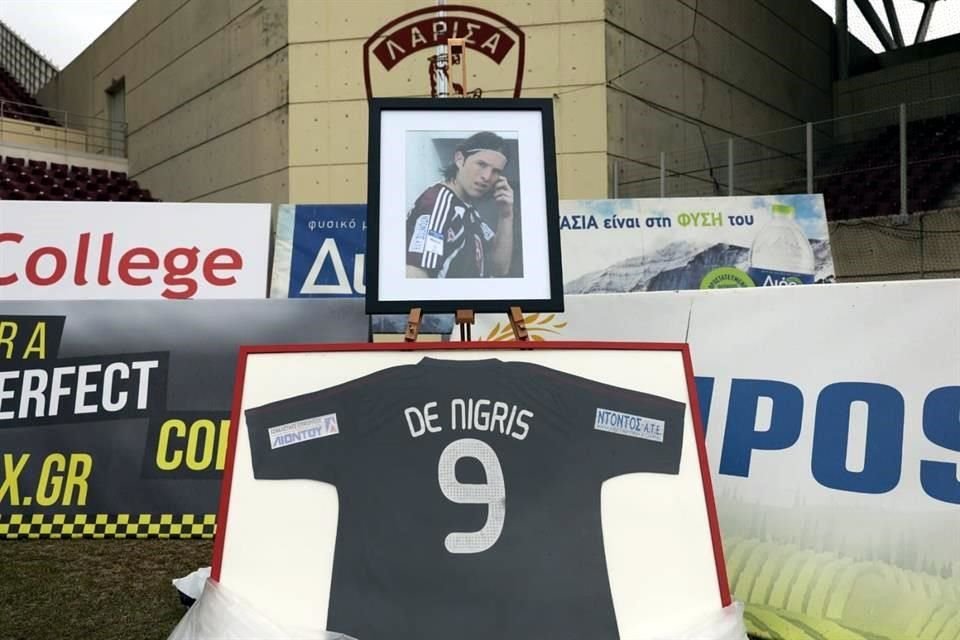 Un altar con la fotografía y la playera del futbolista regio fallecido hace 15 años fue colocado en una de las esquinas.