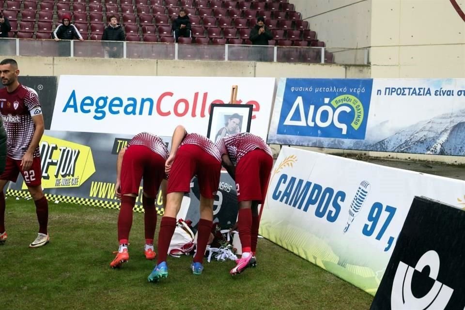 Tras el gol del AEL, los jugadores fueron a festejar en el altar a Toño.