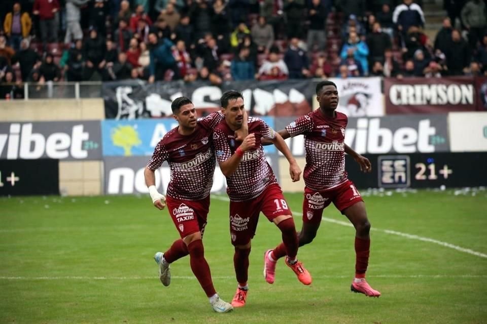 Tras el gol del AEL, los jugadores fueron a festejar en el altar a Toño.