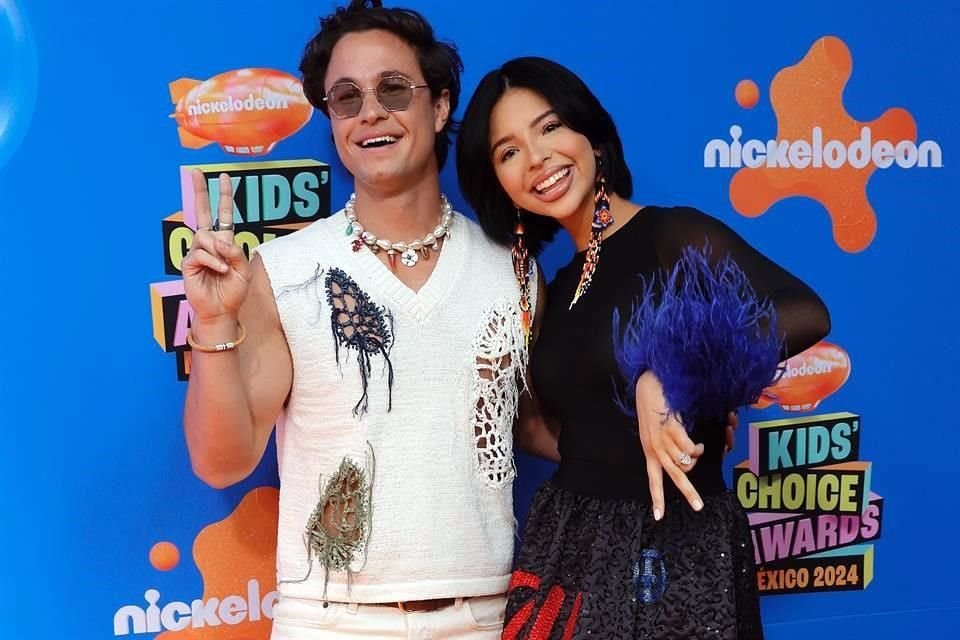 La alfombra naranja de los Kids´Choice Awards México se realizó con la participación de Ángela Aguilar y Michael Ronda, como anfitriones.