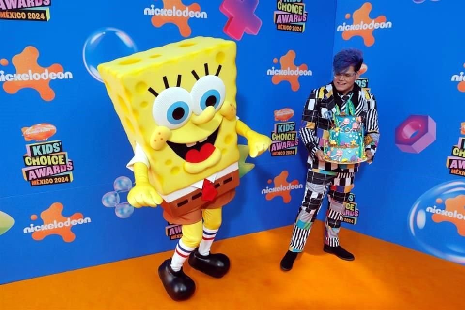 Personalidades de Nickelodeon desfilaron por la alfombra naranja.