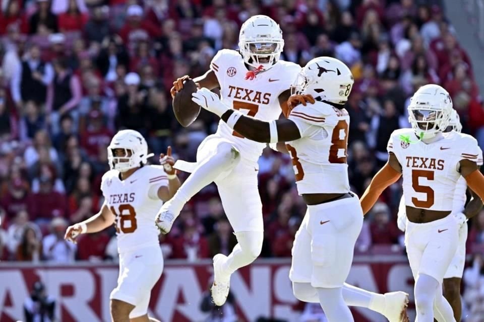 Jahdae Barron (7) celebra con Barryn Sorrell (88) tras interceptar un balón.