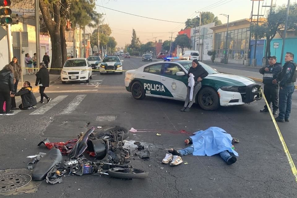 La hipótesis es que el hombre circulaba a exceso de velocidad, cuando perdió el control del vehículo, dando algunas vueltas hasta quedar en el lugar.