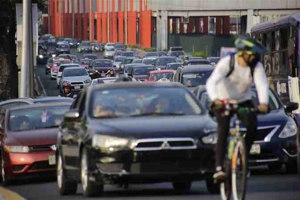 A decir de los expertos, la solución es dar seguridad vial a peatones y ciclistas a ras de piso, en lugar de subirlos para comodidad del auto.