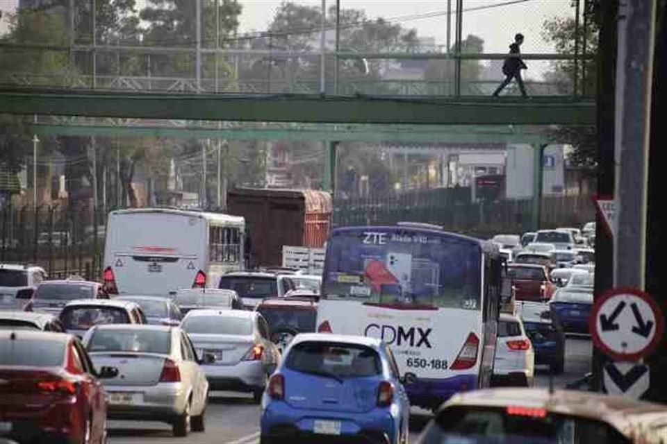 Especialistas advierten que el plan de construir una calzada flotante sobre el trazo de la Línea 2 del Metro resulta insuficiente para mejorar la movilidad en la zona.