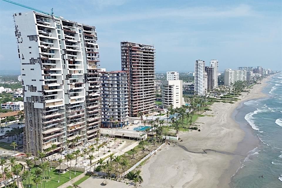 Vecinos, transportistas y prestadores de servicios de Acapulco han protestado por falta de apoyo.