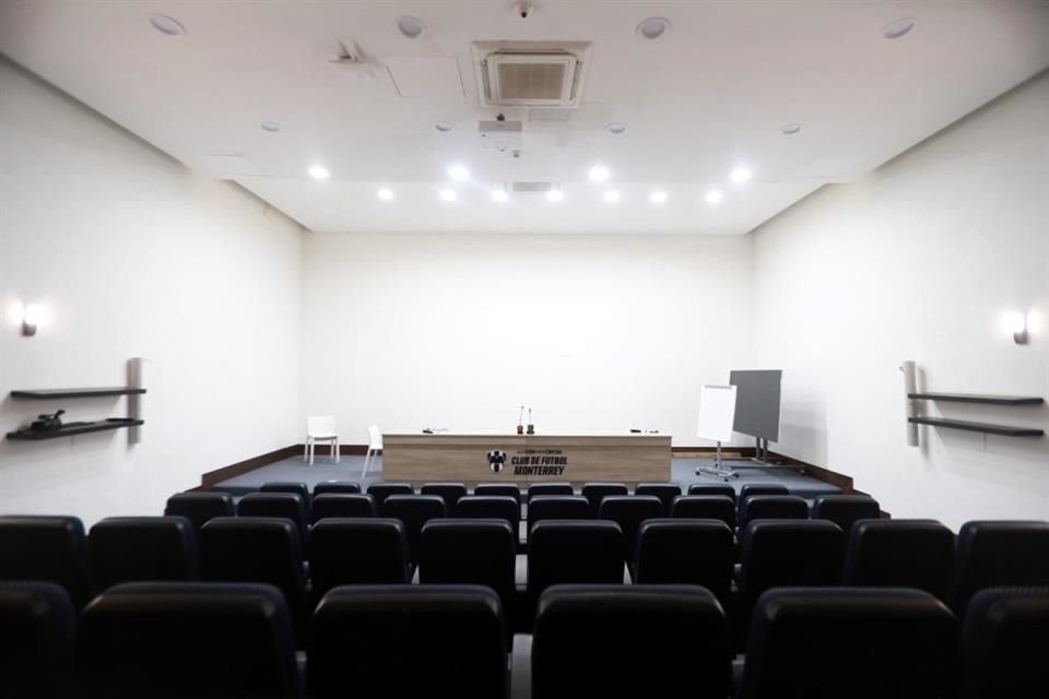 Sala de videoconferencias que es usada también para ruedas de prensa.