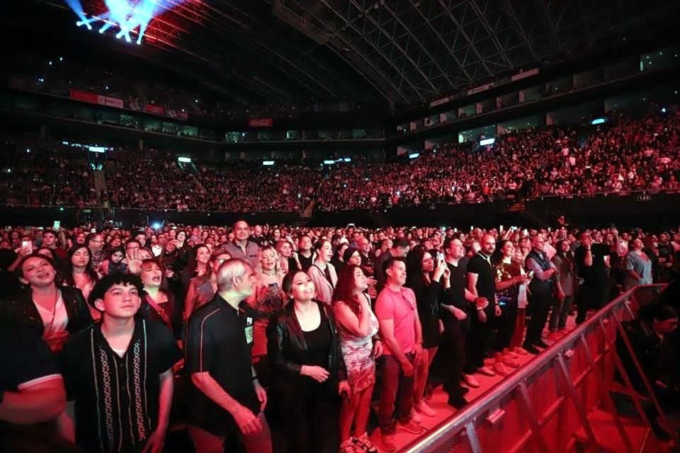 Ante un recinto a reventar, el cuarteto subió al escenario de la Arena Monterrey a las 21:43 horas, para mandar mensajes en pro del planeta, del amor y de la vida.