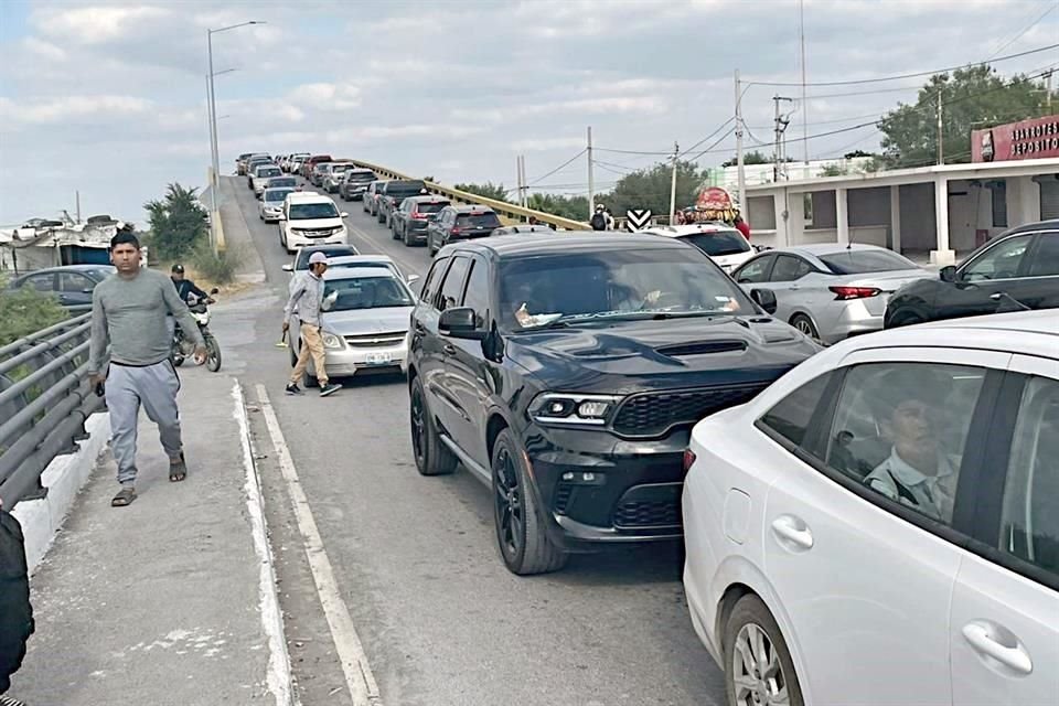 Carreteras a la frontera y los cruces a McAllen lucían ayer abarrotados de viajeros, destacando vehículos de Nuevo León.