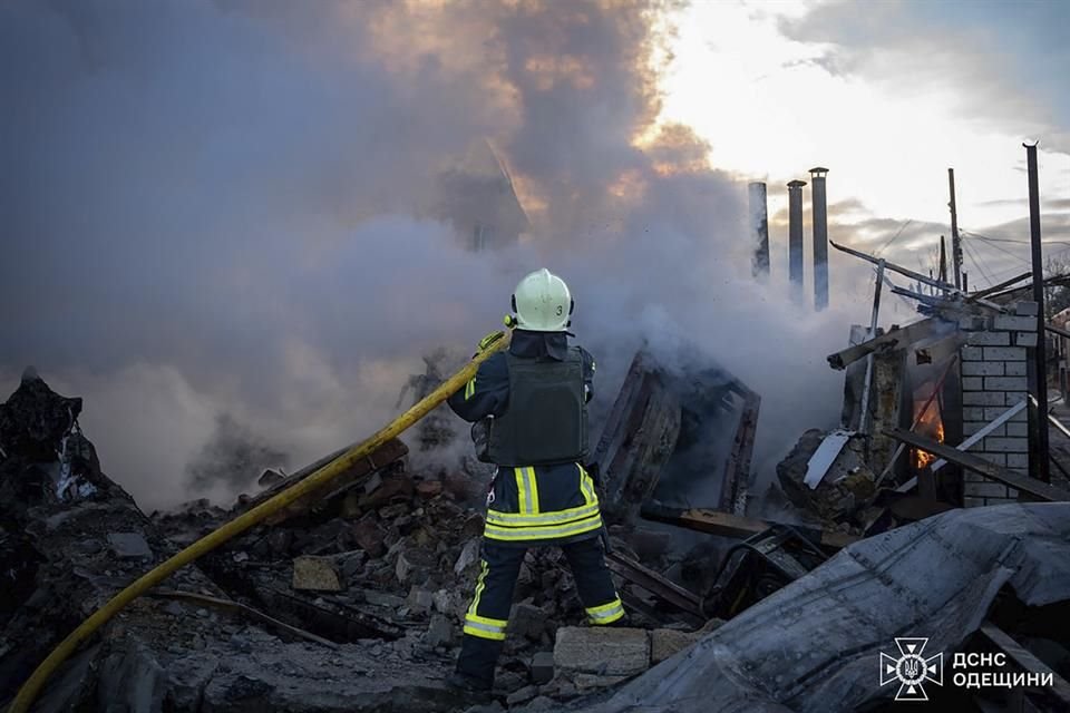 Bomberos apagan un incendio tras un ataque ruso en la región de Odesa el 17 de noviembre del 2024.