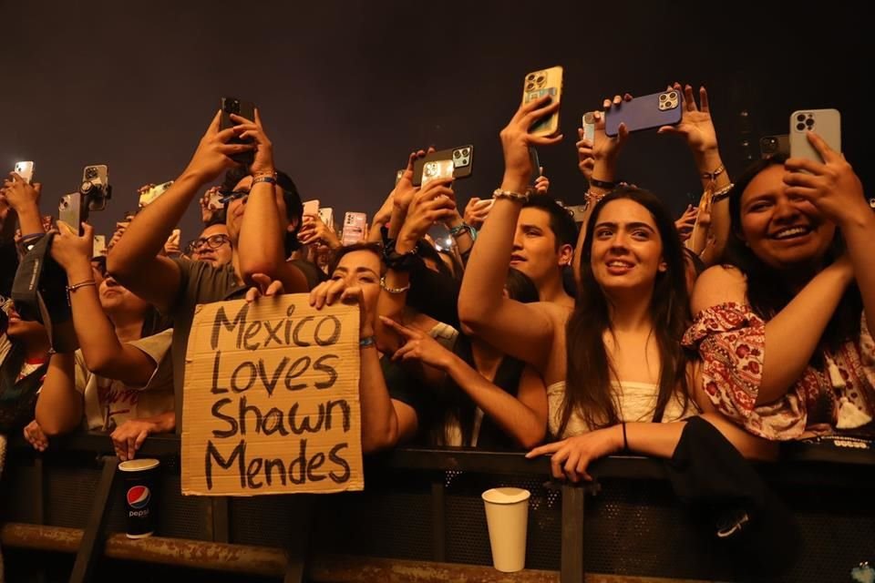 Mendes enloqueció a sus fans, principalmente mujeres jóvenes, al demostrar poder hablar español de manera fluida.