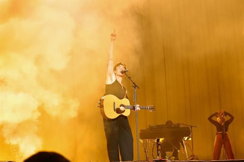 Al terminar su show, Shawn Mendes tomó una bandera nacional y la alzó por lo alto, para luego envolverse con ella.