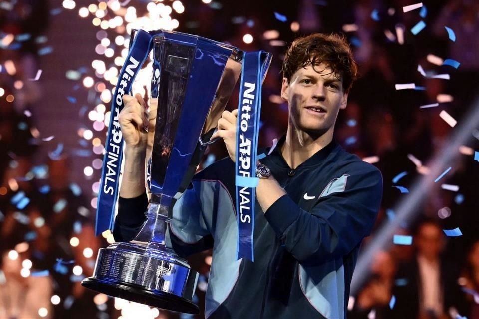 Jannik Sinner venció 6-4 y 6-4 a Taylor Fritz para ser campeón del ATP Finals en Turín.