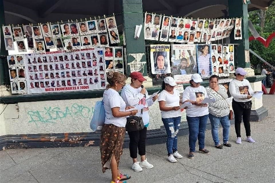 Las madres buscadoras durante su manifestación en el Zócalo de Chilpancingo.