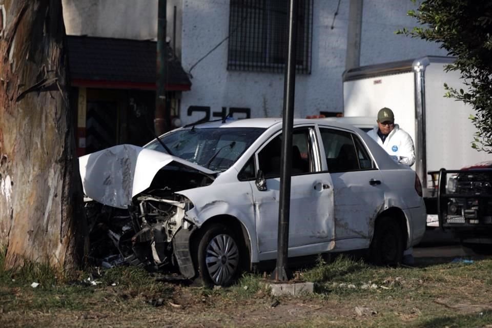 Tras chocar de frente contra un árbol en la Colonia Lomas Estrella, dos jóvenes a bordo de un auto fallecieron.