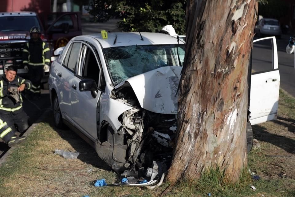 Elementos del Heroico Cuerpo de Bomberos ayudaron a rescatar los cuerpos atrapados al interior del auto.