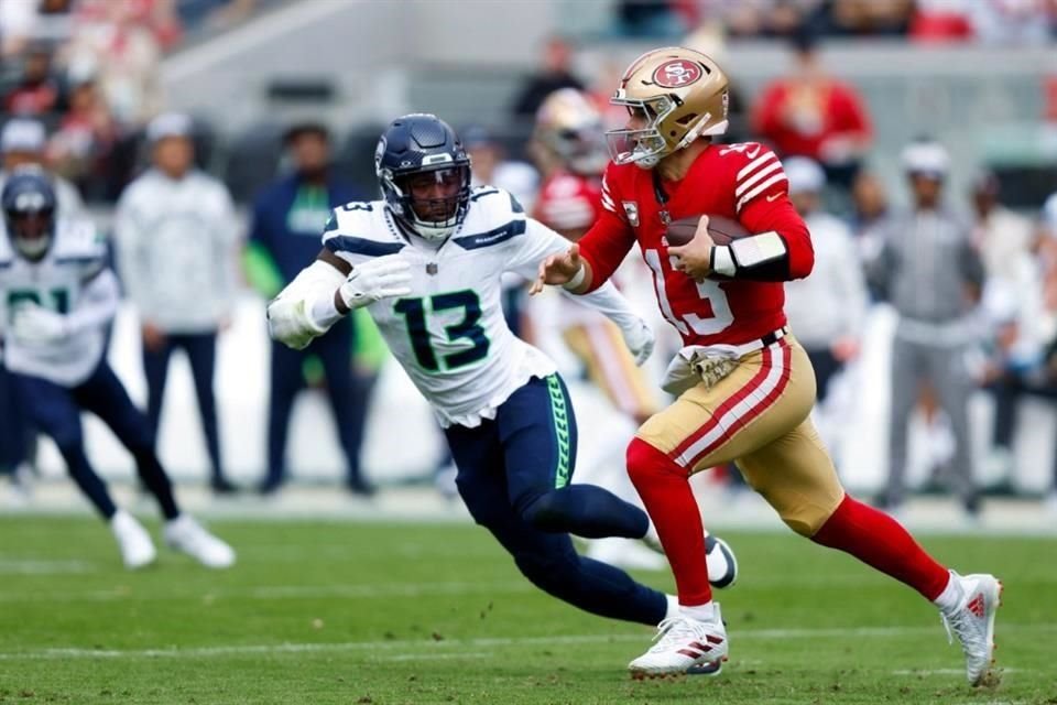 Brock Purdy lanzó para un touchdown y corrió para otro.