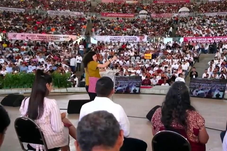 Dirigentes de Morena encabezaron una asamblea en el Auditorio Guelaguetza, de Oaxaca.