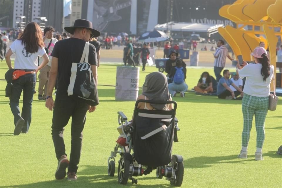 Hasta fans en sillas de ruedas llegaron al festival.