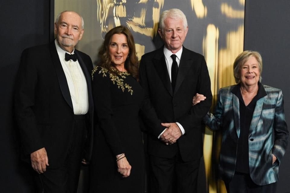 Los productores británico-estadounidenses Michael G. Wilson, Barbara Broccoli, el guionista británico Richard Curtis y la directora de casting estadounidense Juliet Taylor.