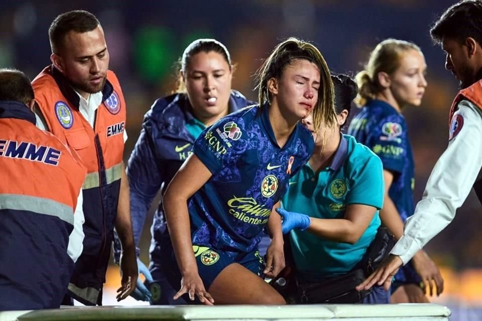 Priscila Flor Da Silva así tuvo que salir de la cancha, tras una jugada con Nayeli Rangel.