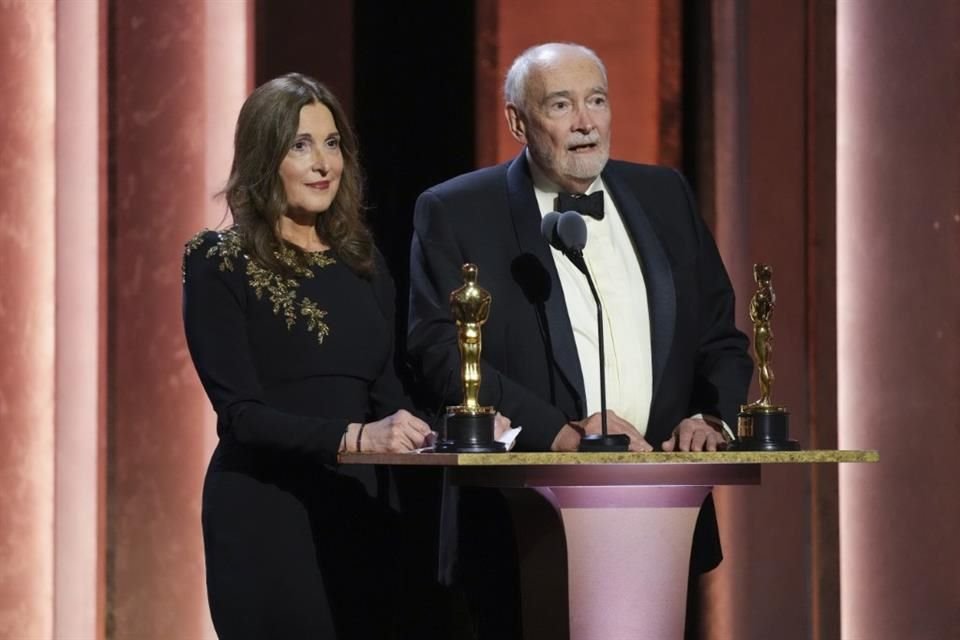 Barbara Broccoli y su hermano Wilson siguieron los pasos de su padre al recibir el premio Memorial Irving G. Thalberg, que celebra el trabajo de los productores.