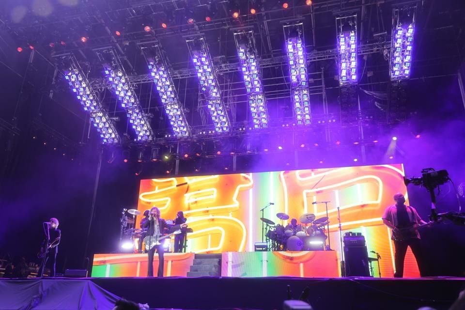 Acompañado de seis músicos, Beck recorrió todo el escenario y entregó éxitos como 'Devils Haircut', 'Loser' y 'E-Pro' mientras su público lo aclamaba.