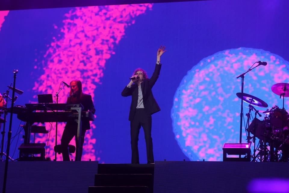 El músico logró congregar a la gran mayoría de los presentes que se acomodaban en el espacio al aire libre.