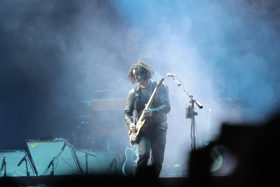 Jack White y su guitarra brindaron un electrizante espectáculo con garage y blues rock.