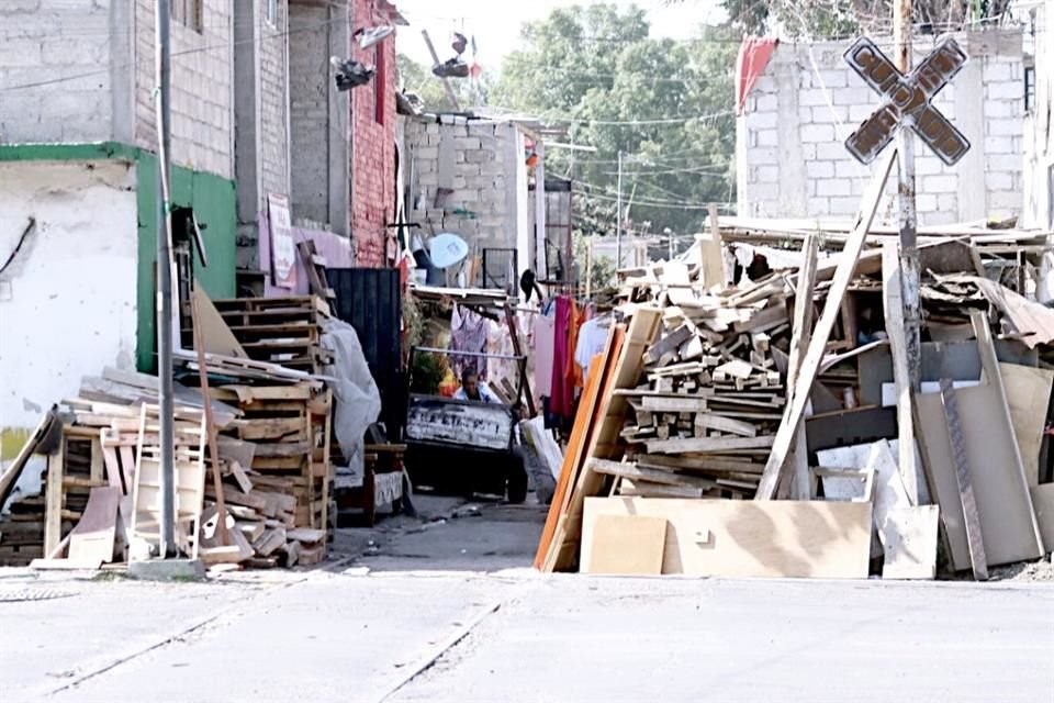 Asentamientos y comercios obstaculizan las vías para el tren Naucalpan-Buenavista.