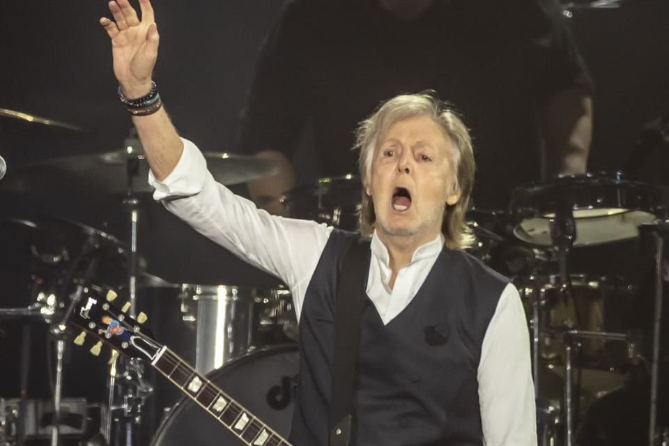 El broche de oro con el que cerró el festival C. Capital, Paul McCartney, enamoró por completo a casi 82 mil fans reunidos en CDMX.