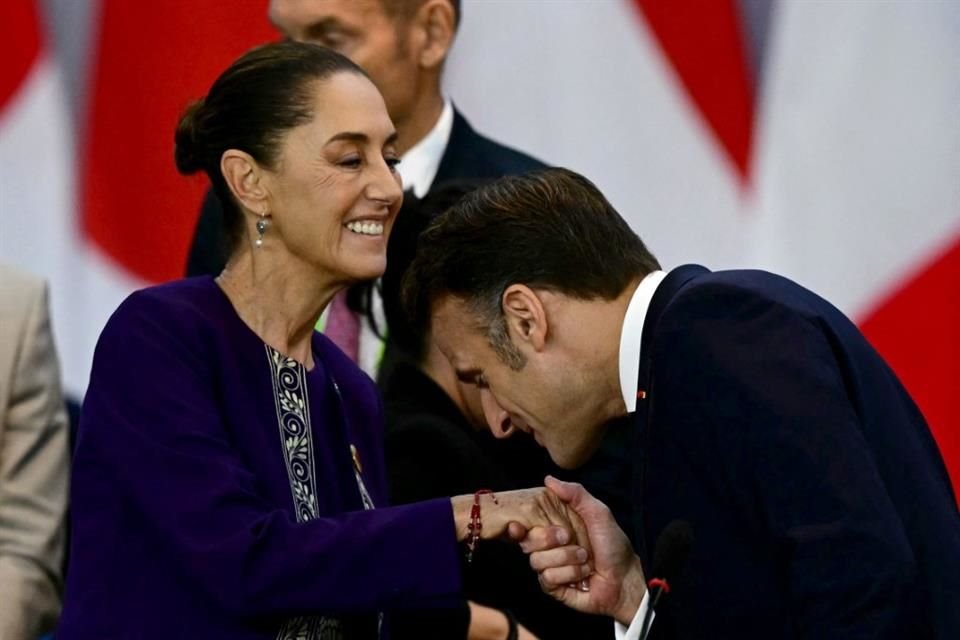 El Presidente de Francia, Emmanuel Macron, saluda de beso de mano a la Presidenta Claudia Sheinbaum.