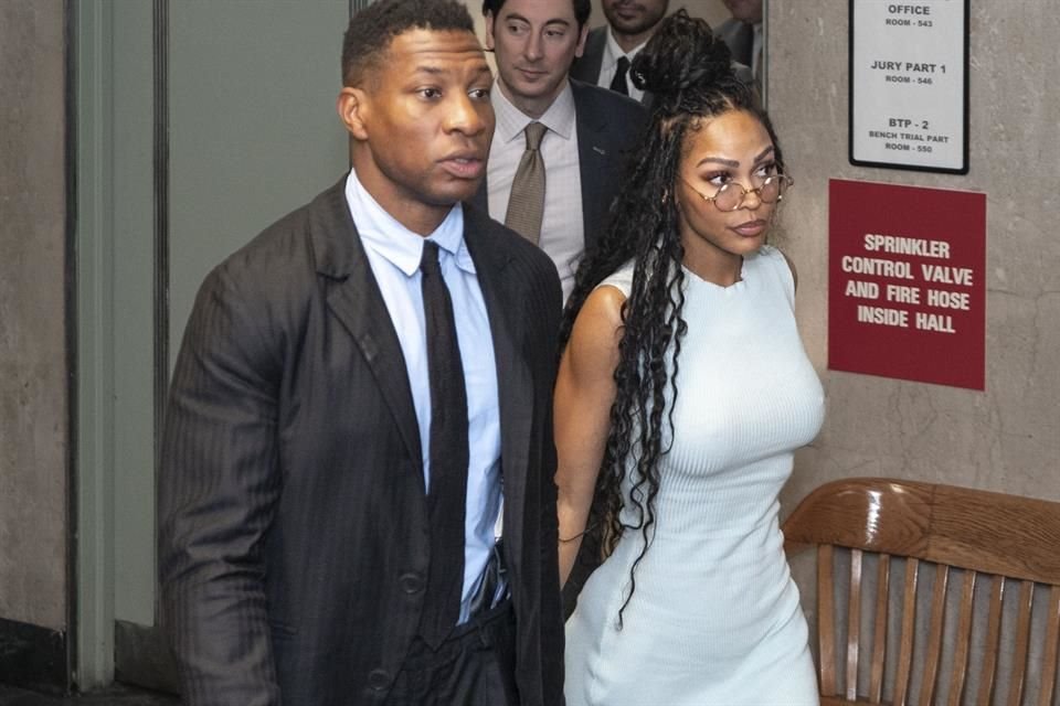 Pese a sus escándalos de violencia y rechazo de la industria, Jonathan Majors se comprometió con su novia, la actriz Meagan Good.