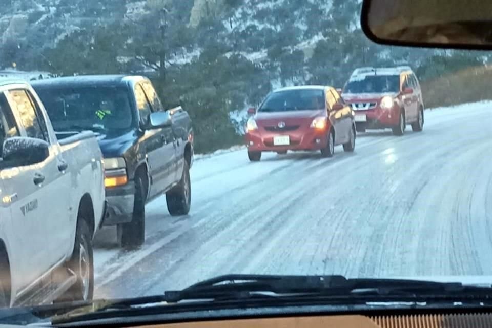 También hay afectaciones en tramos carreteros por acumulación de nieve.