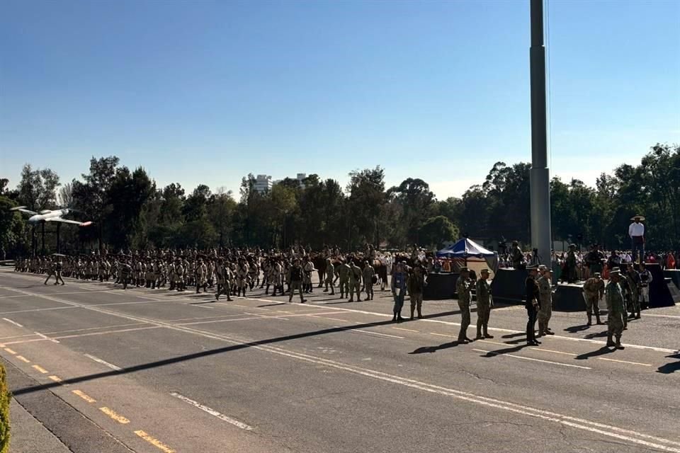 Desfilaron elementos de la Fuerza Aérea, Guardia Nacional y Marina.