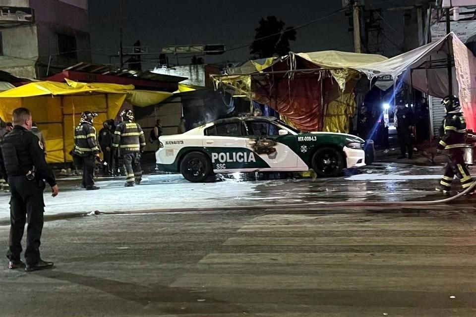 Bomberos lograron apagar el fuego antes de que la patrulla fuera consumida.