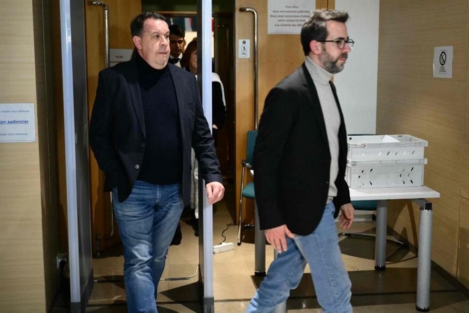 Los hijos de Gisele Pelicot, David y Florian, salen del juzgado donde se lleva a cabo el juicio contra su padre Dominique, en Aviñon, el 18 de noviembre del 2024.