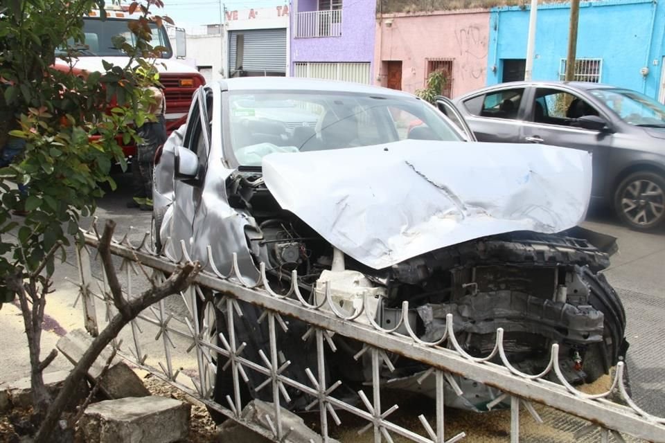 El incidente se registró aproximadamente a las 12:30 horas de este lunes sobre la convergencia de la Avenida Gigantes y la Calle Basilio Vadillo.