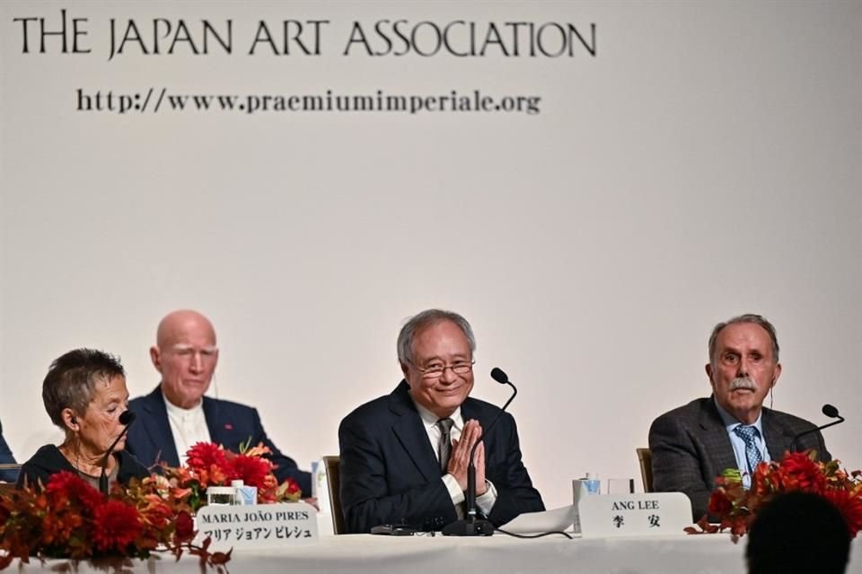 Los laureados también recibieron este 19 de noviembre (en Tokio) una carta de reconocimiento y una medalla. Lee viajó desde Estados Unidos a Japón para recibir el premio.