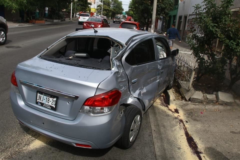 De manera preliminar se informó que el choque pudo ser debido a que uno de los conductores no respetó la señal del semáforo.