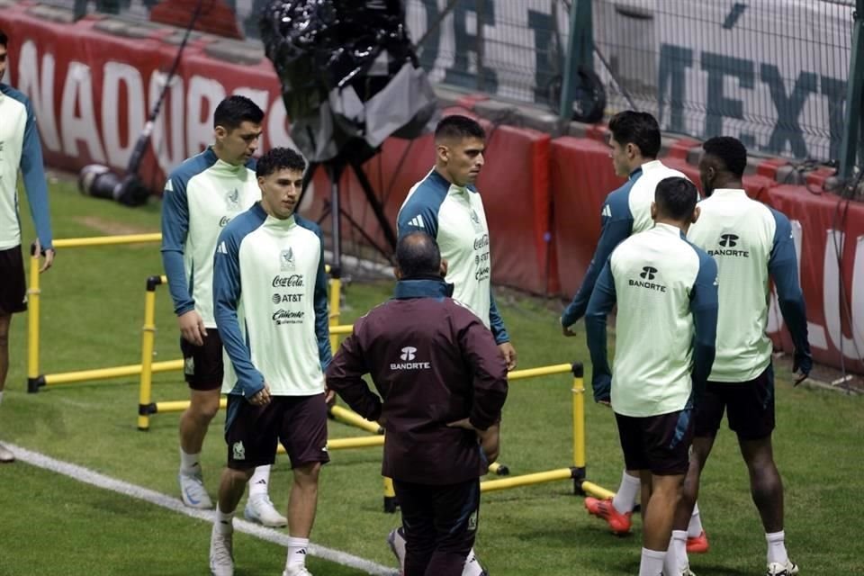 El Tri entrenó este lunes en la cancha del Nemesio Diez.