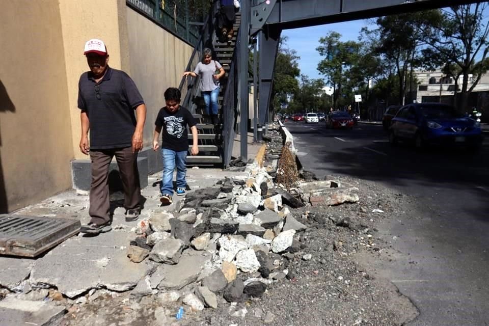 Peatones deben cruzar entre material de construcción y escombro para usar la banqueta de Constituyentes.