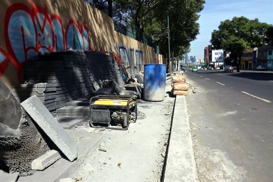 Algunas de las aceras están completamente bloqueadas por maquinaria y material.