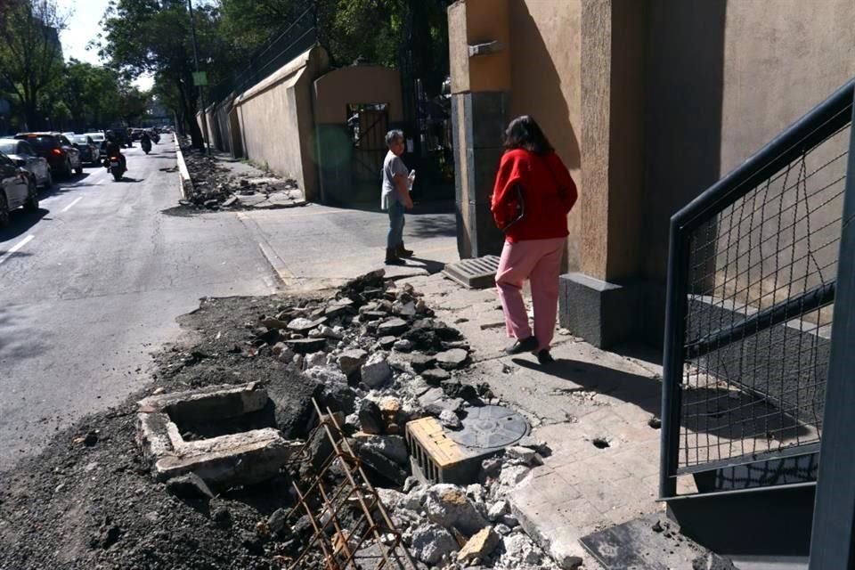 Además del material de construcción, hay baches y varillas sobre el asfalto.